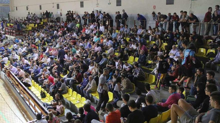 Excelente entrada para presenciar el partido entre el COB y el Cambados. // Iñaki Osorio