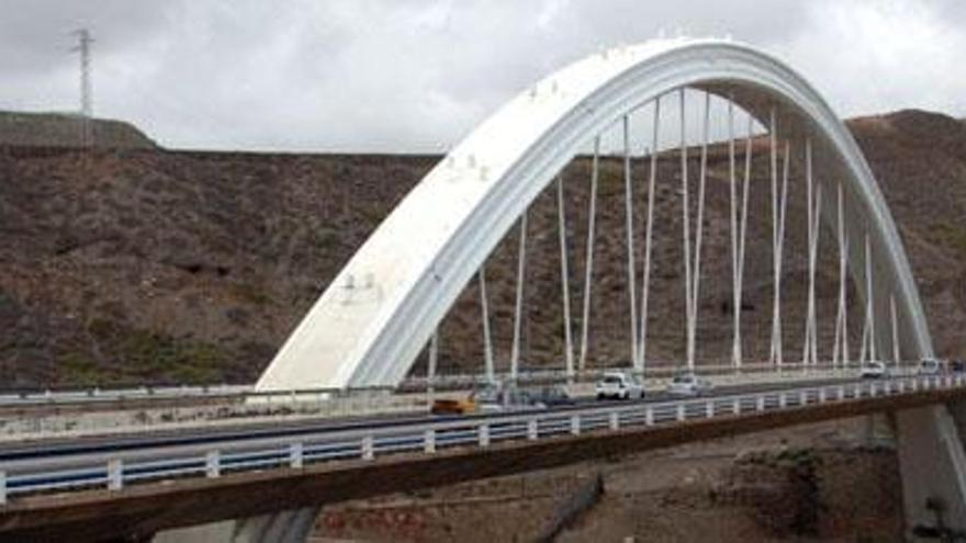 El puente de El Rincón, uno de los iconos de la ciudad y realizado tras la obra de la variante. i LA PROVINCIA / DLP