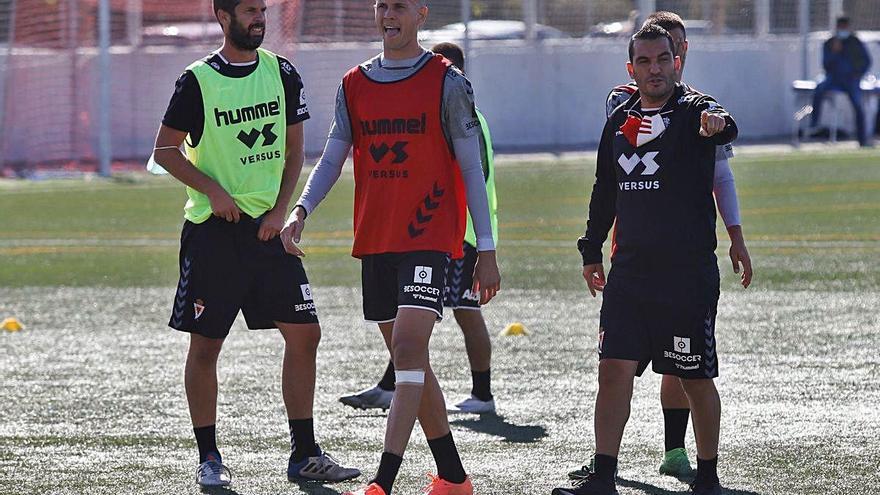 Edu Luna, ayer, durante el entrenamiento junto a David Sánchez y Adrián Hernández.