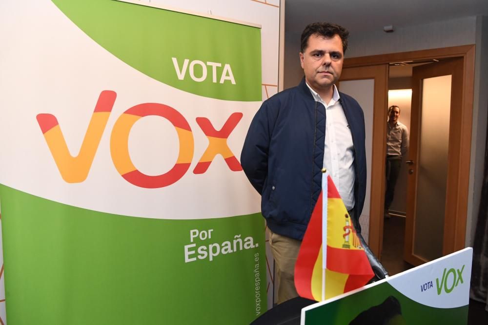 El candidato de Vox por A Coruña, Miguel Ángel Fernández, tras conocer los resultados electorales.