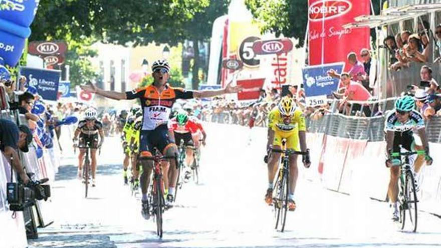 Davide Vigano, con los brazos en alto, celebra la victoria de etapa seguido por Gustavo César Veloso // Volta a Portugal
