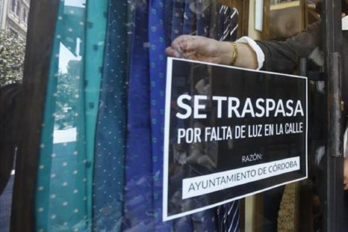 Cartel que lucieron durante una protesta en el año 2019 los comercios de la calle Cruz Conde para denunciar la falta de iluminación pública.