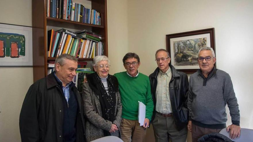 Por la izquierda, José Enríquez, María Teresa Martínez, Roberto Sánchez Ramos, Valentín Álvarez y Esteban Prieto, ayer, antes del comienzo de la reunión.