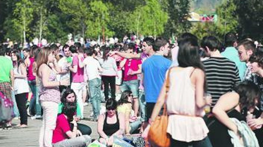 Participantes en un «botellón» en el parque Hermanos Castro en Gijón.