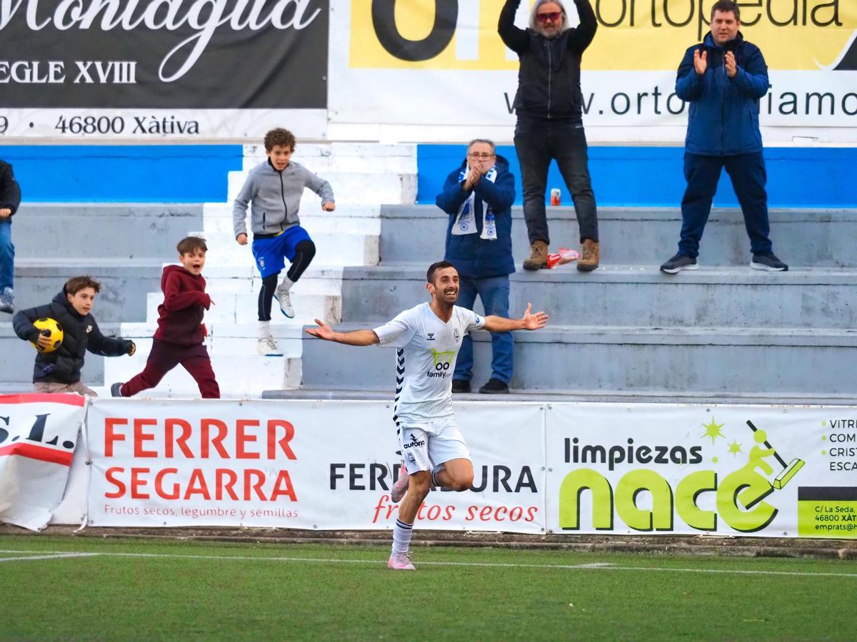 Victor Atienza, Viti, celebra un gol con el CD Olímpic.