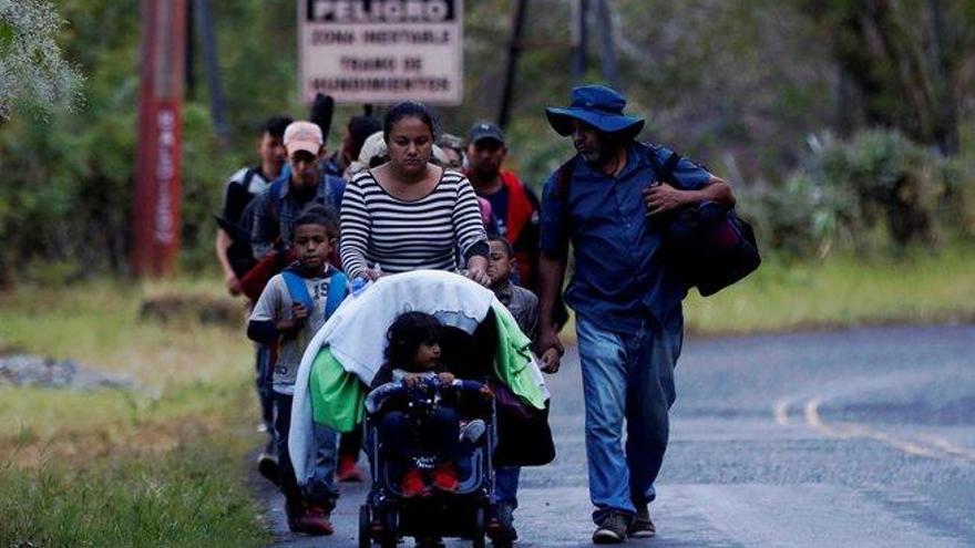 Una caravana migrante hondureña cruza Guatemala en busca del sueño americano