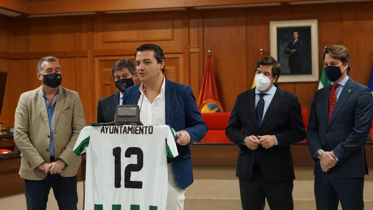 José María Bellido, en el Salón de Plenos del Ayuntamiento, durante la presentación del acuerdo de patrocinio del Córdoba CF.