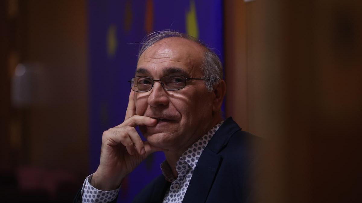 El profesor Gómez Gil, durante la presentación de su libro en la Sede de la Universidad de Alicante