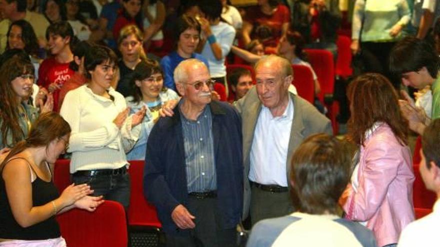 Aura y Batiste, en 2005, tras una charla a estudiantes de Puçol.