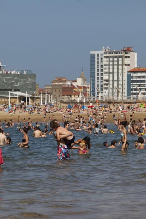 Playa de Poniente en Gijón