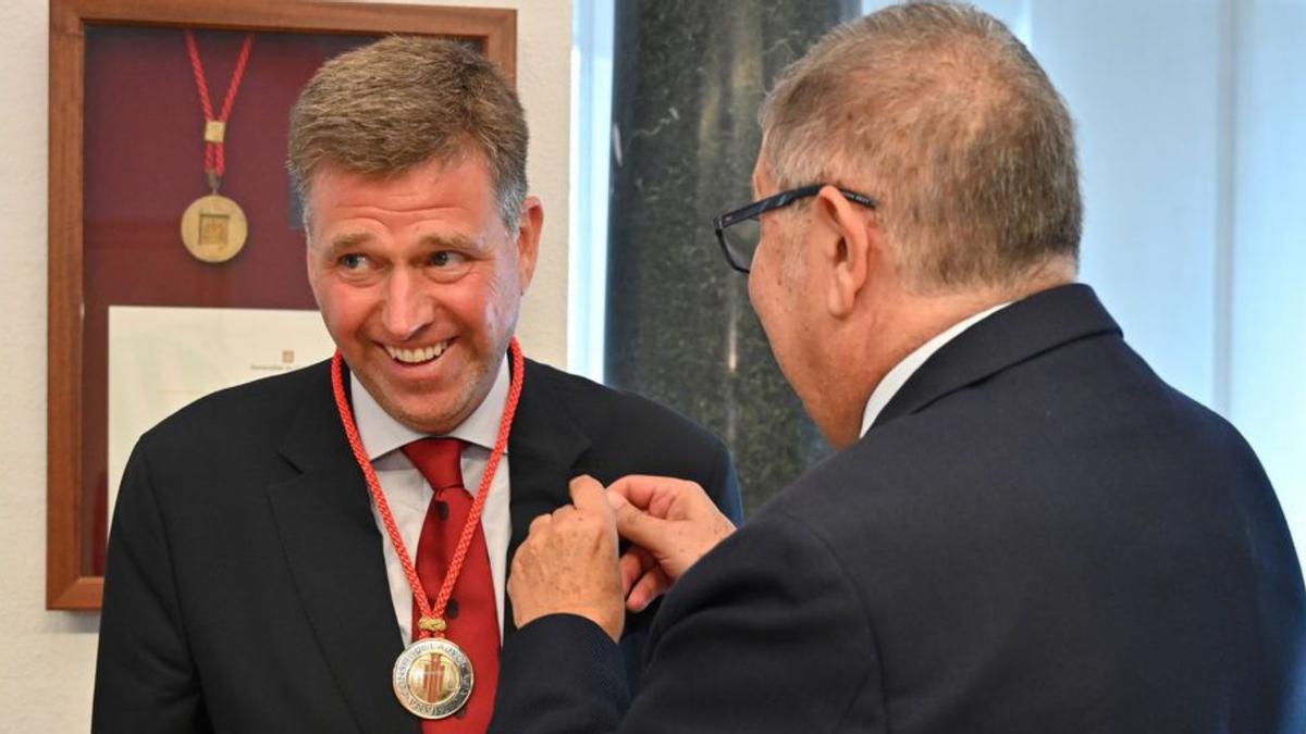 Joan Ramon Puig imposa la medalla del Consell a Albert Sierra.