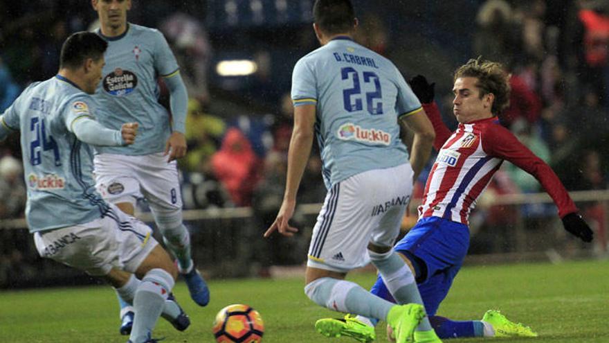 Roncaglia, Cabral y el &#039;Tucu&#039; rodean a Griezmann. // EFE