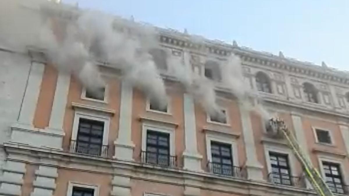 Los bomberos trabajan en sofocar el incendio en una planta del Alcázar de Toledo.