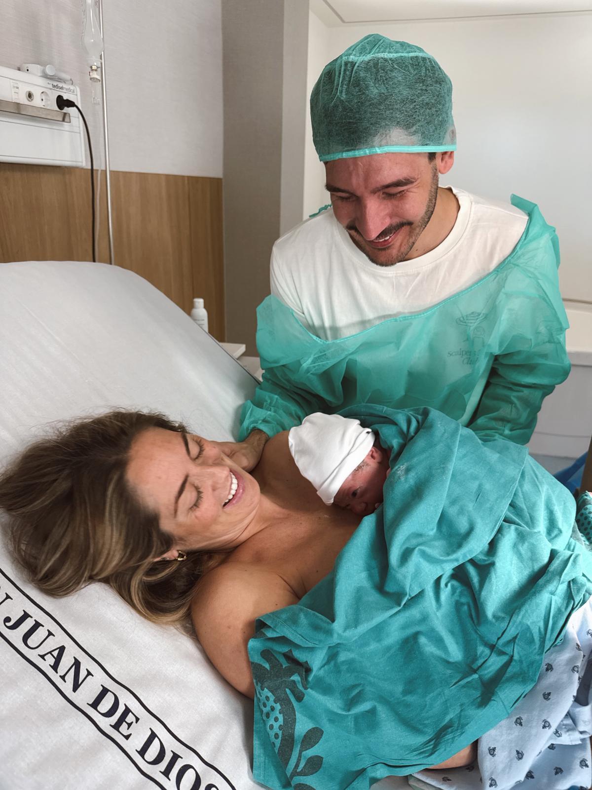 Carmen, con su marido, Javier, y su hija recién nacida.