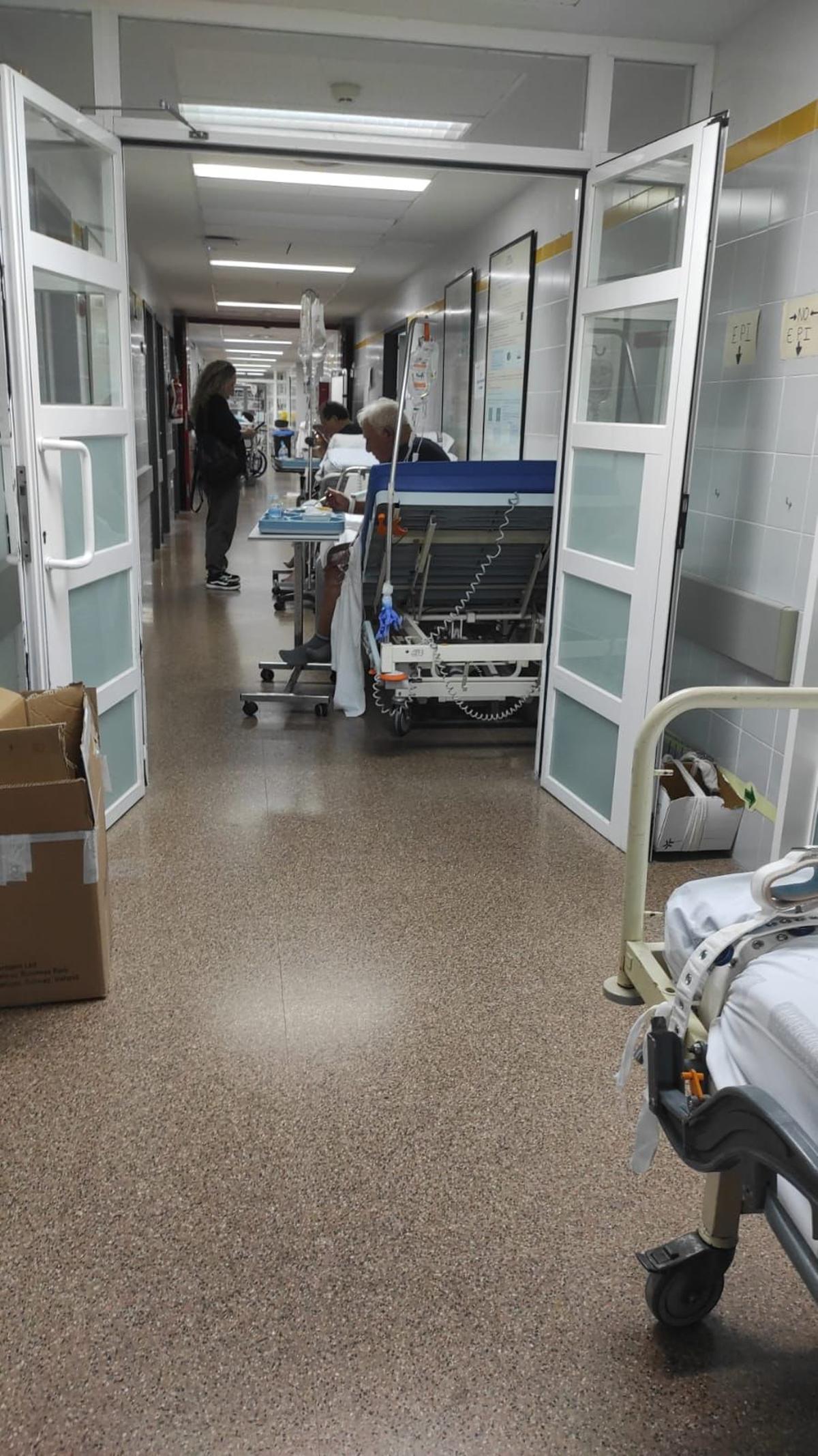 Pacientes en los pasillos en el hospital de la Ribera.