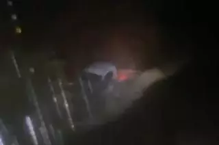 Rescate de los dos ocupantes de un coche atrapado en el Río Padrón (Estepona)