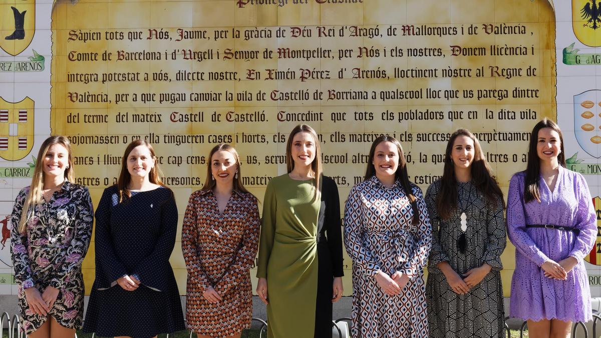 Carla Sánchez junto a las seis dones de companya.