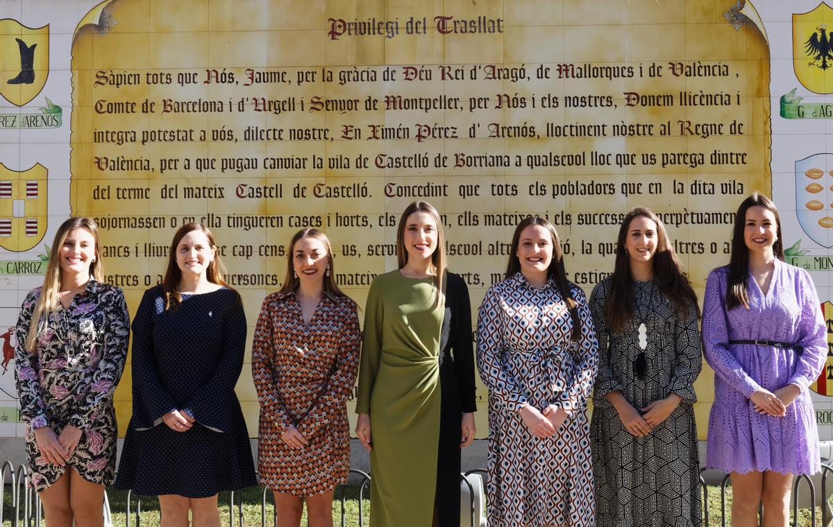 Carla Sánchez junto a las seis dones de companya.