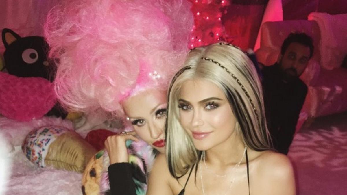 Kylie Jenner se disfraza de Christina Aguilera en el cumpleaños de la cantante
