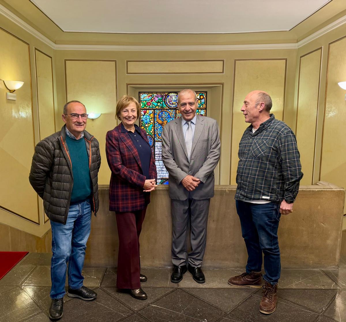 De izquierda a derecha, el presidente de la Asociación Asturiana de Solidaridad con el Pueblo Saharaui, Luis Alberto Suárez, la alcaldesa de Avilés, Mariví Monteserín, el delegado saharaui en Asturias, Mohamed Fadel, y el concejal de Cooperación, Agustín Medina.
