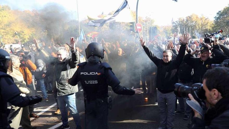 El momento más tenso de la protesta de los taxistas fue ante el Congreso, ayer. // J. J. Guillén