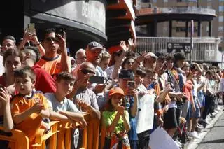 Los aficionados reciben al Valencia CF antes de su encuentro contra el Rayo Vallecano