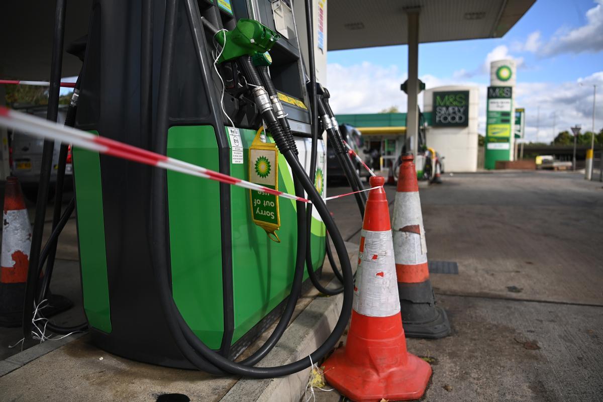 Una gasolinera cerrada por falta de combustible.