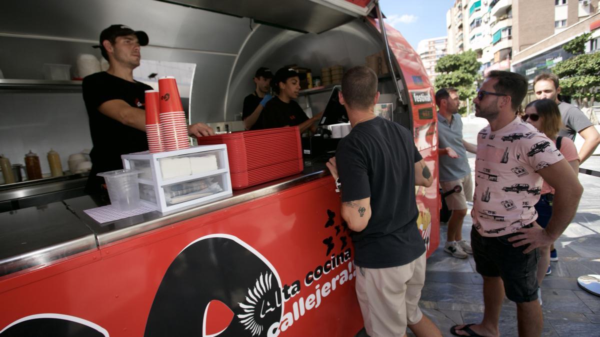Primeros clientes de Goxo, la food truck de Daviz Muñoz, en Murcia
