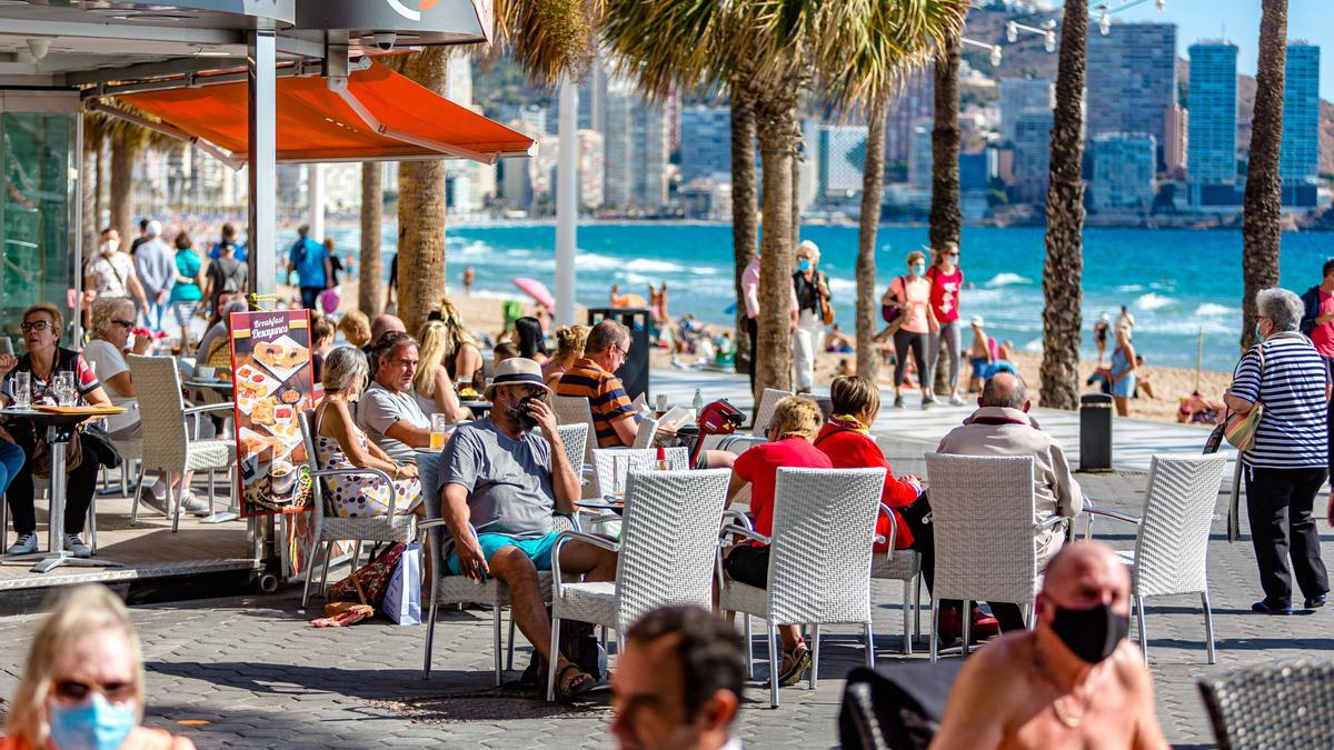 Benidorm suspende el cobro de la tasa de mesas y sillas a la hostelería para 2021.