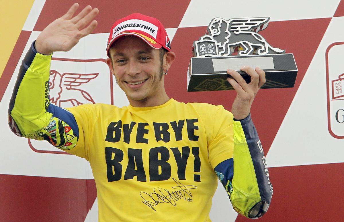 Valentino Rossi celebra su tercer puestos en Cheste en 2010.