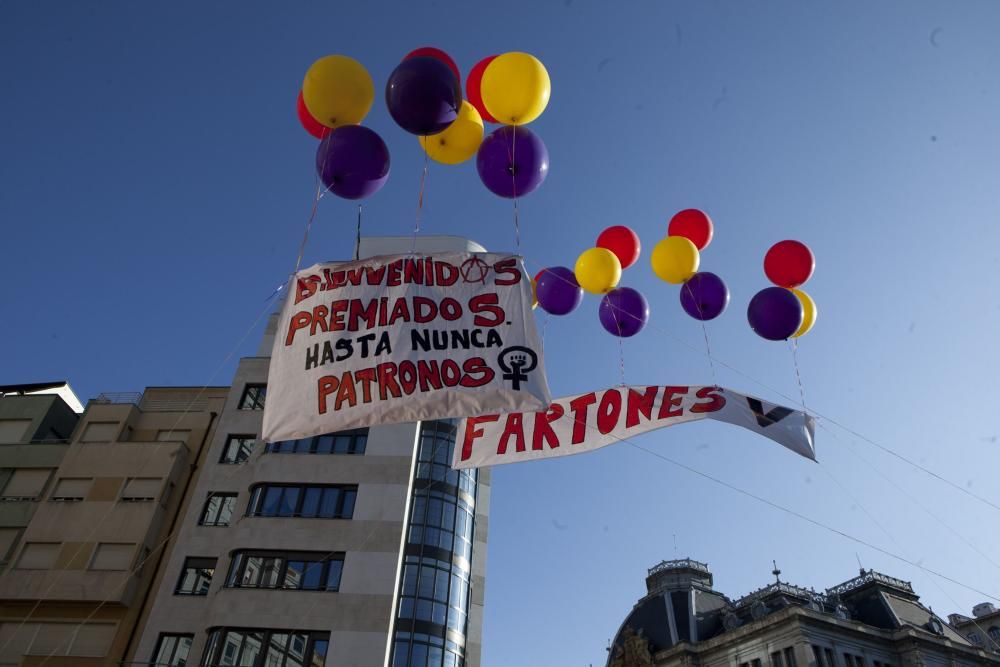 Ambiente en la calle durante la entrada a los premios y concentración antimonarquía