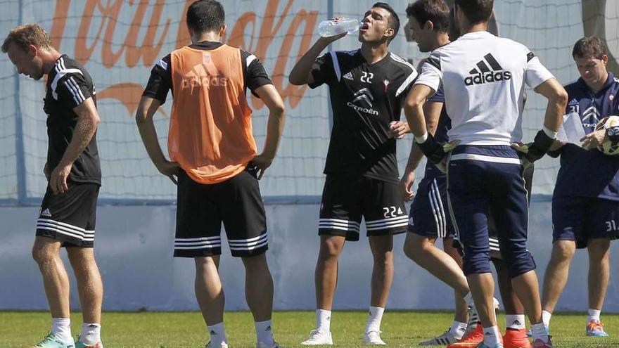 Los jugadores del Celta descansan durante el entrenamiento de ayer del Celta.