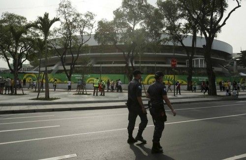 La afición llena de color el estadio de Maracaná