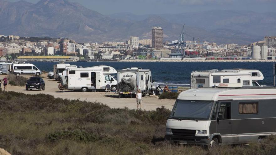 Caravanas estacionadas irregularmente a mitad de este mes en Agua Amarga