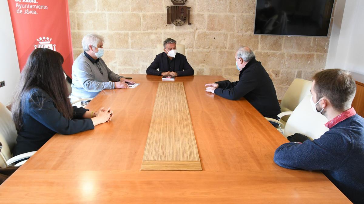 El alcalde, José Chulvi y el edil de Cultura, con el comisario de la exposición