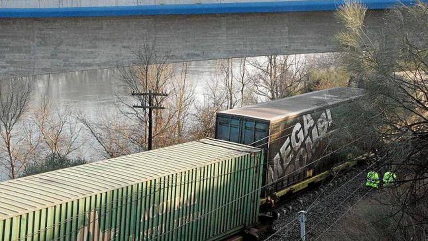 Imatge del tren descarrilat ahir a la línia R15, del qual van sortir de la via almenys sis vagons