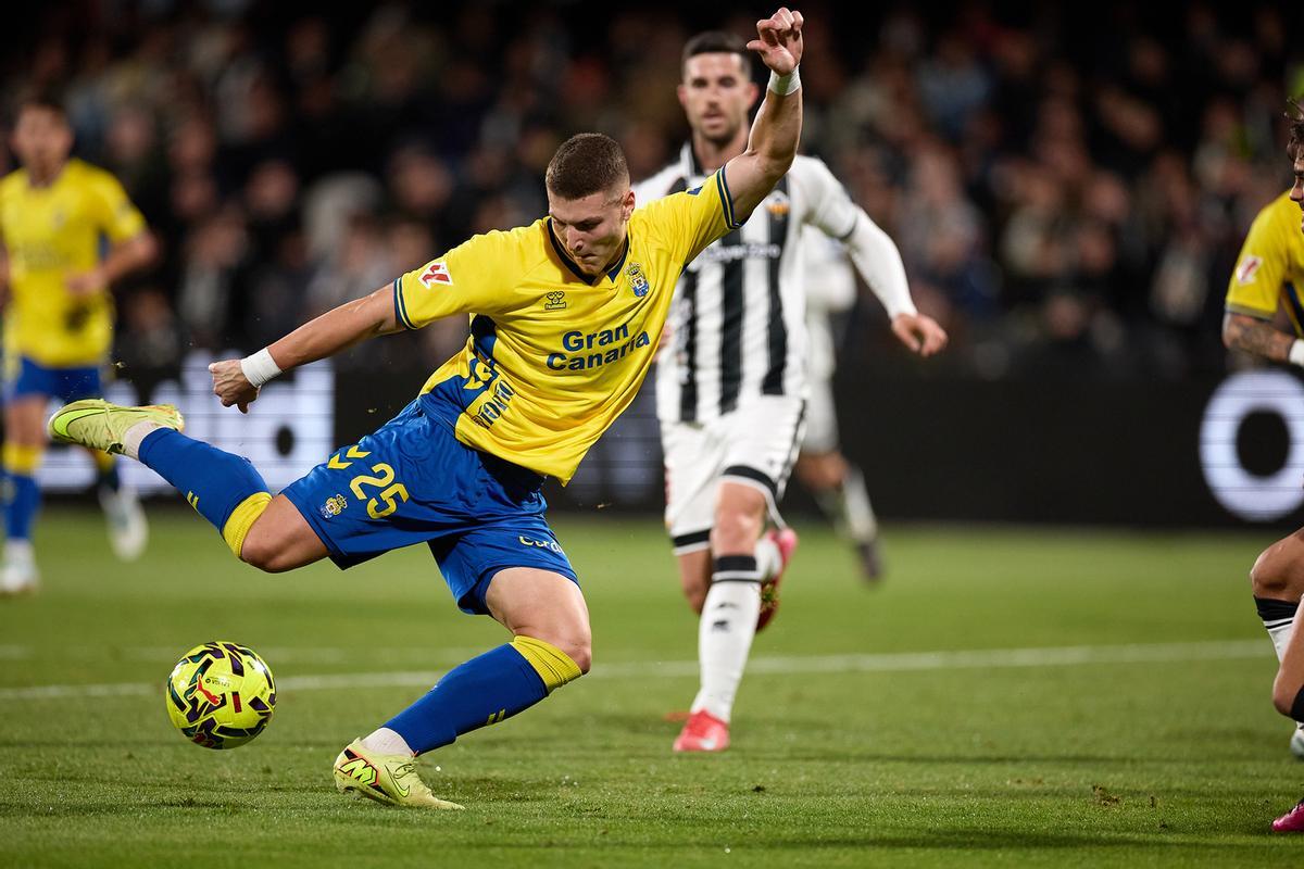 Milos Lukovic chita a portería