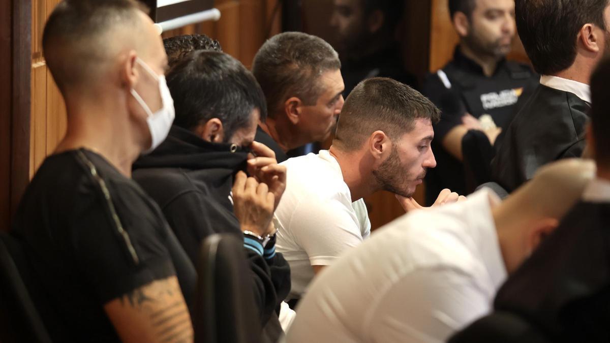 Los acusados por el crimen de El Rosao, vecino de Moratalla, en la primera sesión del juicio.