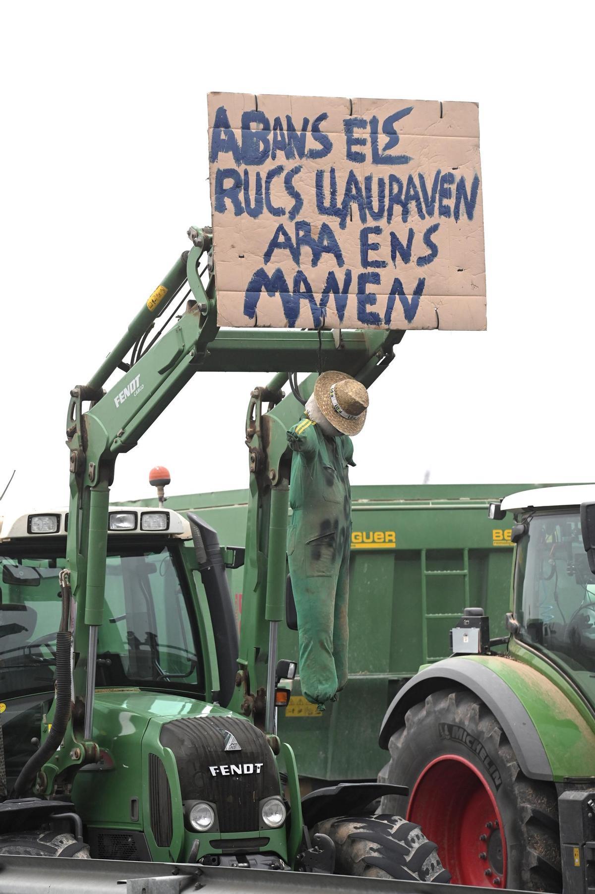 Agricultores catalanes protestan en Fondarella, en el Pla dUrgell (Lleida)