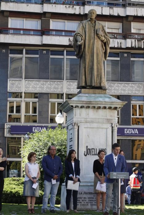 Ofrenda floral a Jovellanos en Gijón