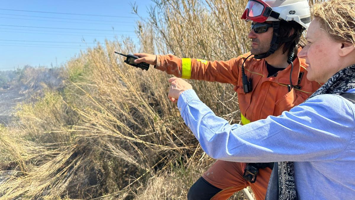 La alcaldesa de Torrent, Amparo Folgado, junto a uno de los bomberos que ha participado en las tareas de extinción.