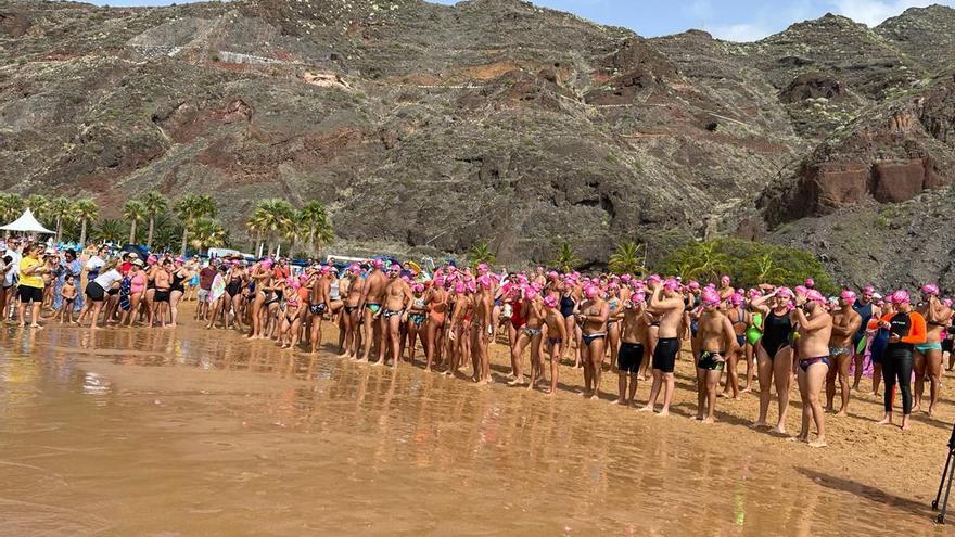 Más de 400 nadadores solidarios en Las Teresitas a favor de los enfermos de cáncer