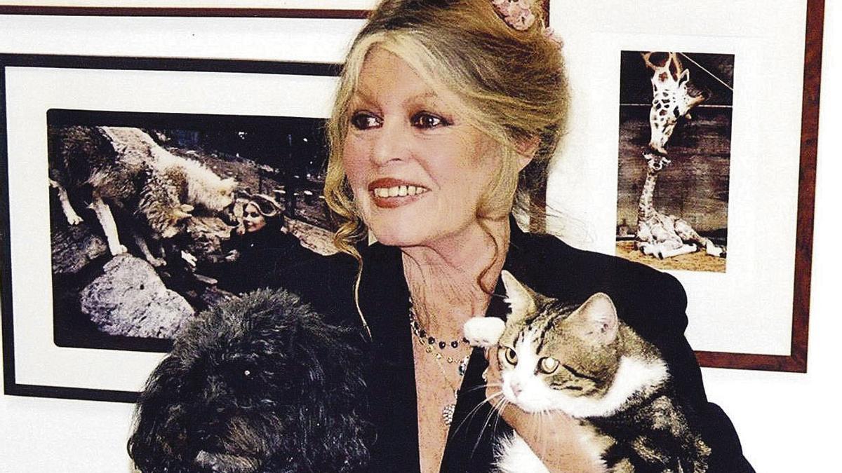 La actriz francesa Brigitte Bardot, acompañada de dos de sus numerosos animales de compañía.