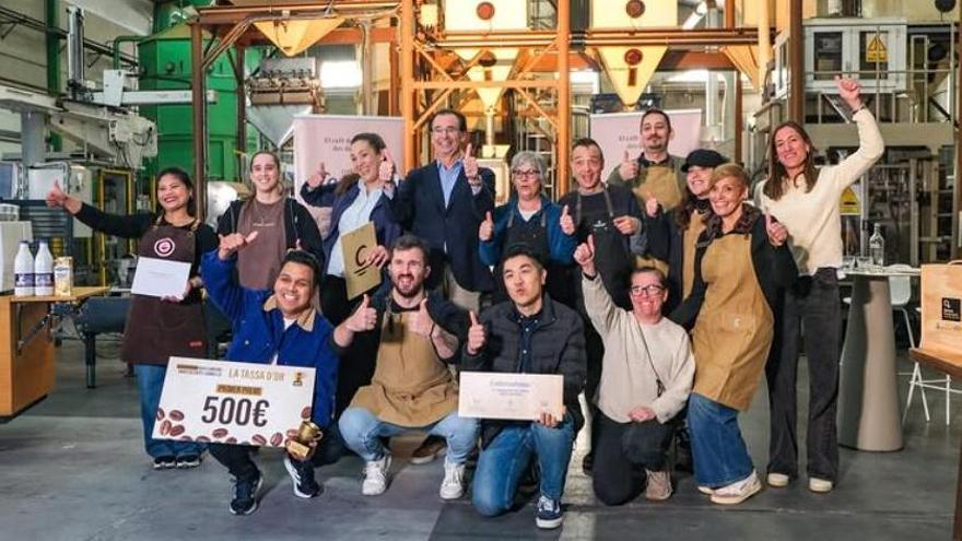 Participants, jurat i organitzadors del concurs La Tassa d'Or, a la fàbrica de Cafès Cornellà a Fornells de la Selva.
