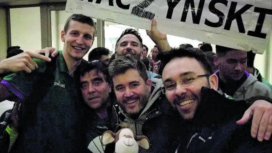 Rodríguez y otros aficionados, con Waczynski en el aeropuerto tras un partido europeo.