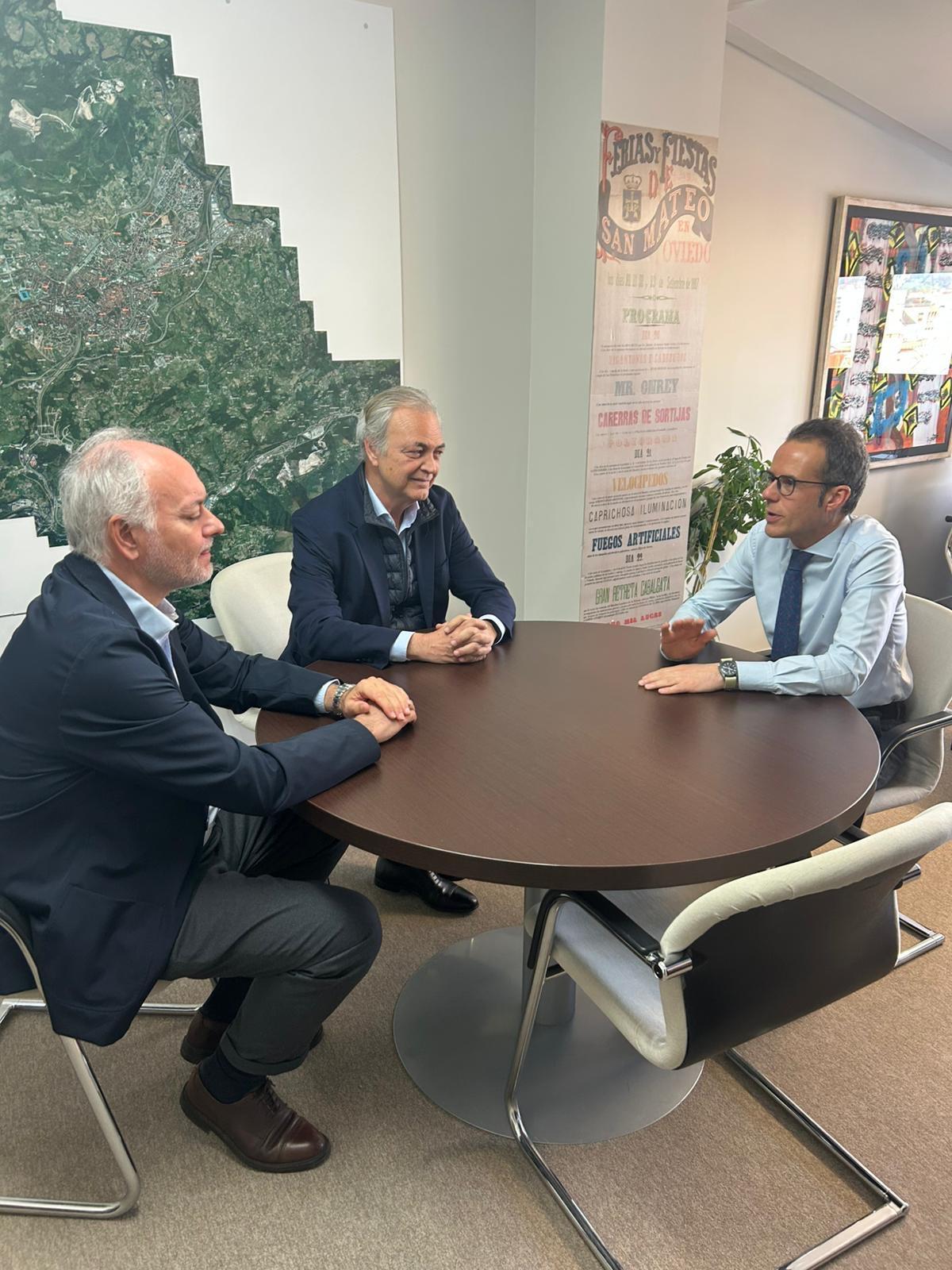 Por la izquierda, Catena, Truan y Nacho Cuesta durante su reunión en el Ayuntamiento.