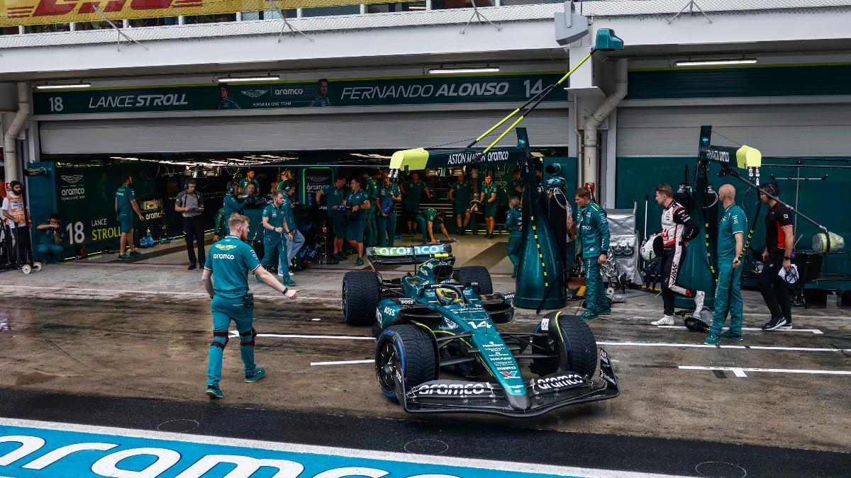 Fernando Alonso, ante el garaje de Aston Martin en Brasil