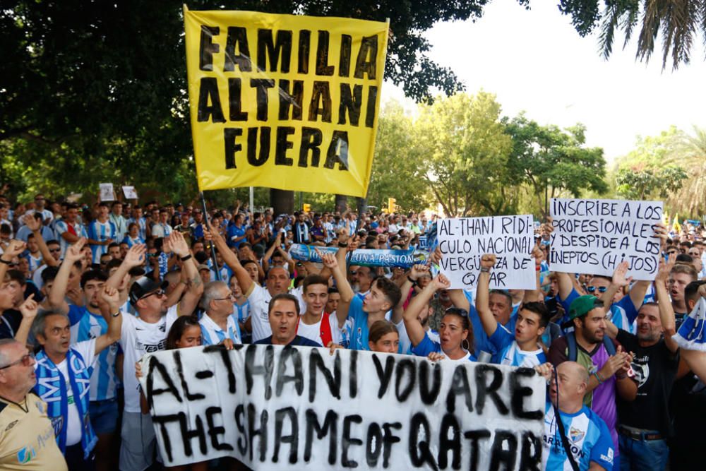 La protesta, convocada para los instantes previos al Málaga - Almería, ha sido más multitudinaria que otras anteriores y ha tenido un cántico más recurrente que otros: ¡Al Thani, vete ya!