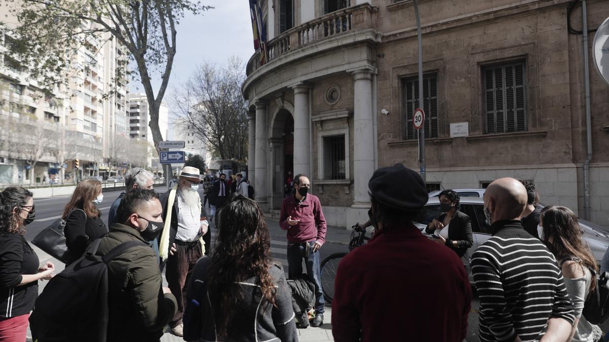 Joan Segura y el grupo de apoyo ante los juzgados.