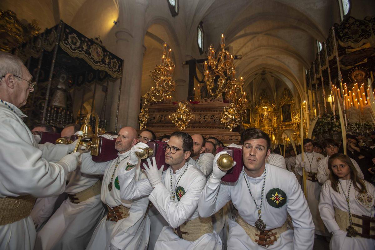 Alicante vive uno de los momentos más especiales del Martes Santo con la procesión del Cristo del Mar